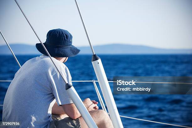 Foto de Desfrutando De Vela e mais fotos de stock de 30 Anos - 30 Anos, A caminho, Adulto