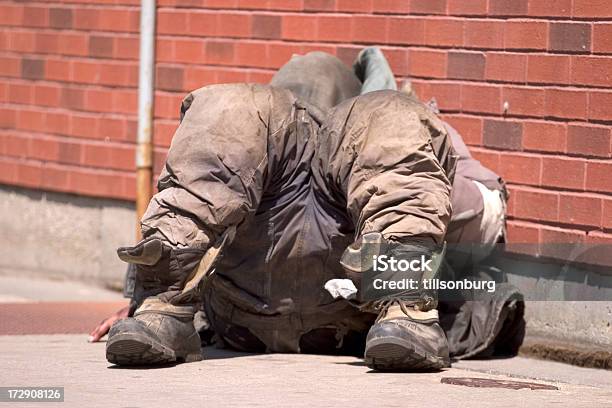 Foto de Sem Teto e mais fotos de stock de Adulto - Adulto, Anti-higiênico, Calçada