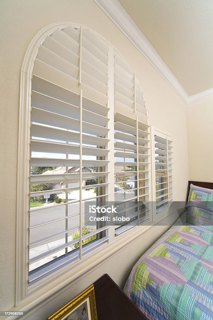 Спальня с окна - Стоковые фото Без людей роялти-фри