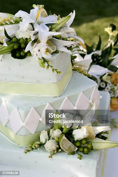 Verão Bolo De Casamento - Fotografias de stock e mais imagens de Arranjo - Arranjo, Arranjo de flores, Bolo - Sobremesa