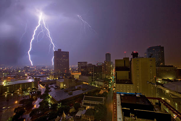 urban éclair storm - lightning thunderstorm storm city photos et images de collection