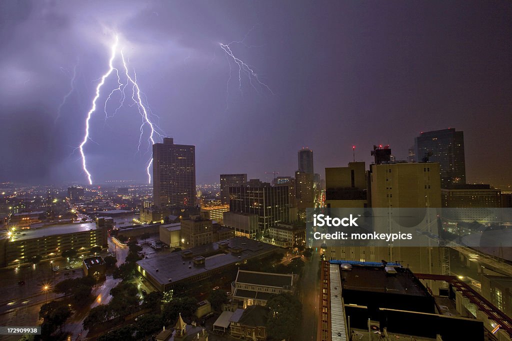 Miejski Lightning Storm - Zbiór zdjęć royalty-free (Błyskawica)