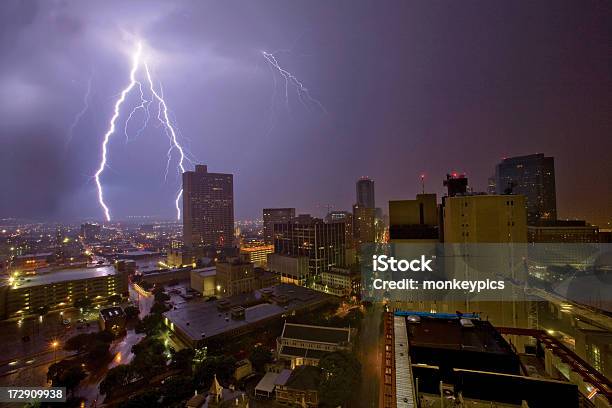 Miejski Lightning Storm - zdjęcia stockowe i więcej obrazów Błyskawica - Błyskawica, Deszcz, Miasto