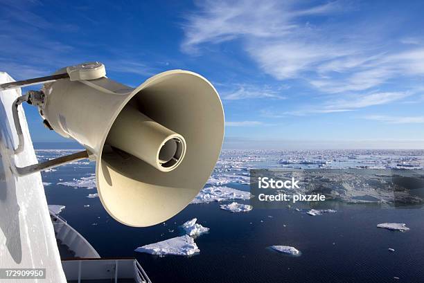 Photo libre de droit de Arctic Ice Évacuer Mégaphone Réchauffement De La Planète Dalerte De Message banque d'images et plus d'images libres de droit de Mer