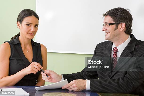 Foto de Pessoas De Negócios Assinando Um Contrato e mais fotos de stock de Adulto - Adulto, Apresentação - Discurso, Assinar