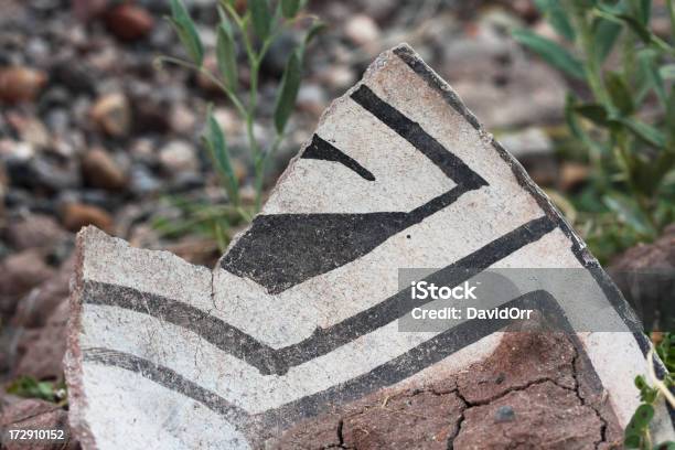 Nativo Americano Pottery Shard 2 Foto de stock y más banco de imágenes de Alfarería - Alfarería, Antiguo, Arqueología