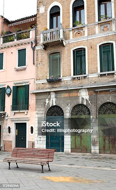 Foto de Rua Em Veneza Iralt e mais fotos de stock de Apartamento - Apartamento, Arco - Característica arquitetônica, Arquitetura