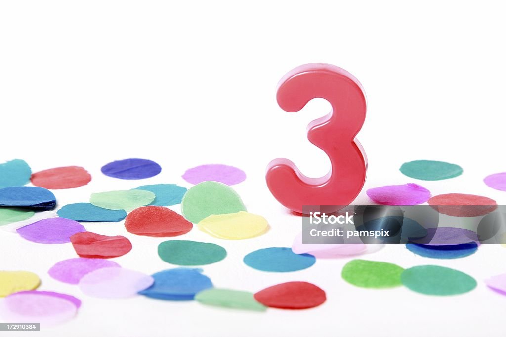 Numéro 3 sur confetti avec un arrière-plan blanc - Photo de 2-3 ans libre de droits