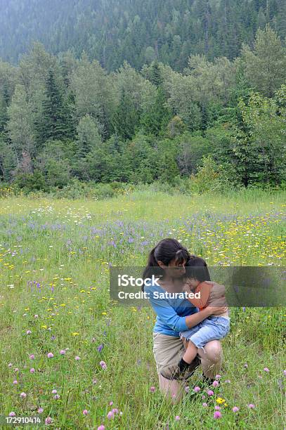 Mujer Agarrando Su Hija En Un Prado Flor Equipada Foto de stock y más banco de imágenes de Abrazar - Abrazar, Adopción, Adulto