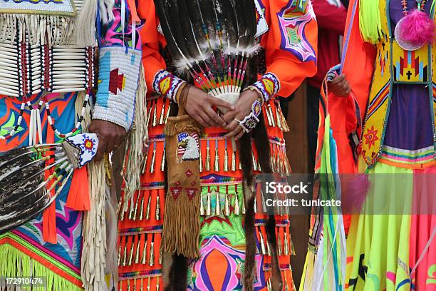 Drei Dynamische Angezogen Dancers Stockfoto und mehr Bilder von Indianischer Abstammung - Indianischer Abstammung, Nordamerikanisches Indianervolk, Kanadische Ureinwohner