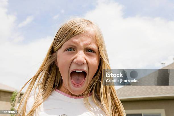 Schreien Mädchen Stockfoto und mehr Bilder von Blau - Blau, Blick in die Kamera, Blondes Haar