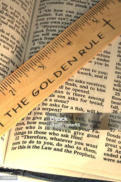 Foto de Religião A Regra De Ouro Da Bíblia Escrituras Com Régua Vertical e mais fotos de stock de Dourado - Descrição de Cor