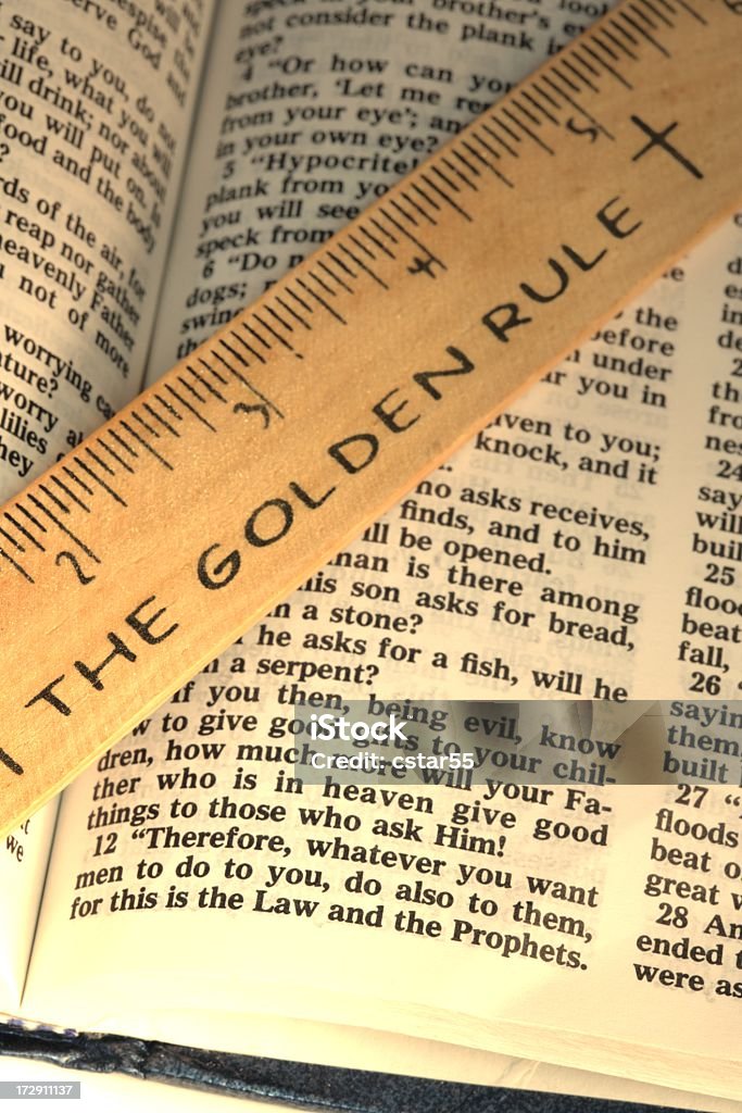 Религиозные: Золотое правило Библия scripture с метр вертикальные - Стоковые фото Золото роялти-фри
