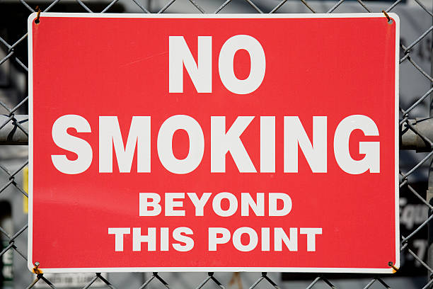 знак не курить - smoking sign стоковые фото и изображения