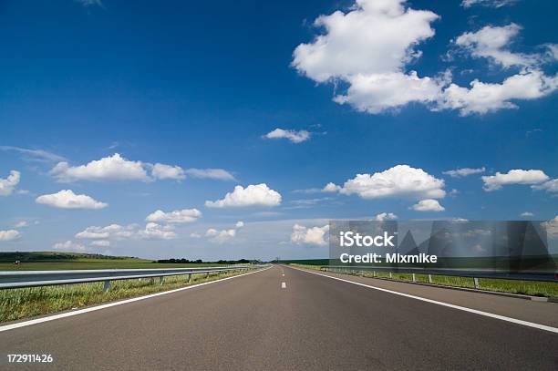 Autostrada Vuoto - Fotografie stock e altre immagini di Ambientazione esterna - Ambientazione esterna, Asfalto, Autostrada