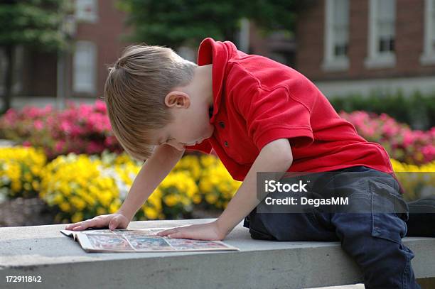 Niño Lee Fuera Foto de stock y más banco de imágenes de Cómic - Cómic, Leer, Niño