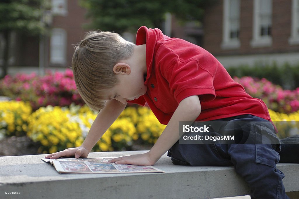 Menino lê do lado de fora - Foto de stock de Revista em Quadrinhos - Publicação royalty-free