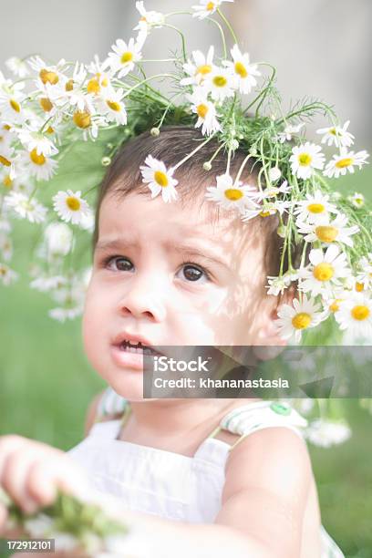 Alta Chiave Ritratto Di Bambini In Corona Di Margherite - Fotografie stock e altre immagini di 12-17 mesi