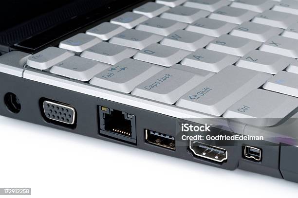 モダンなノートパソコン接続 - USBケーブルのストックフォトや画像を多数ご用意 - USBケーブル, つながり, インターネット