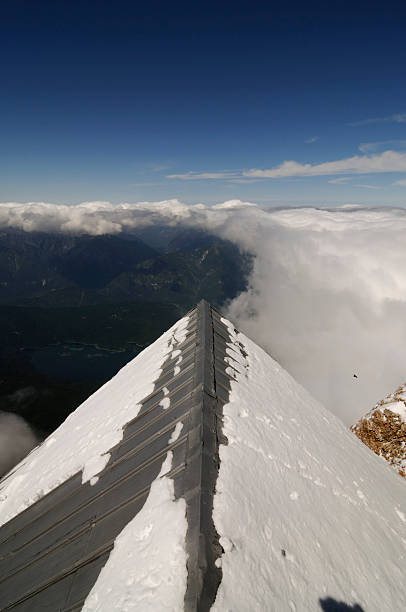 le toit de notre monde - zugspitze mountain germany high up cloudscape photos et images de collection