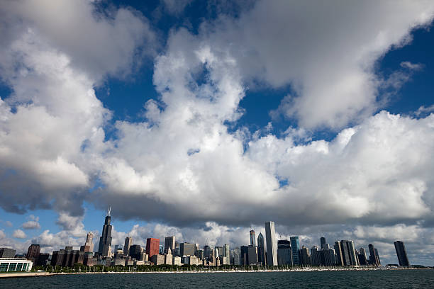 чикаго на линии горизонта с выразительное небо - aon center tower chicago sky стоковые фото и изображения