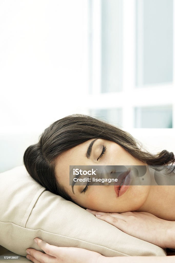 Ragazza Sonnecchiare - Foto stock royalty-free di 20-24 anni