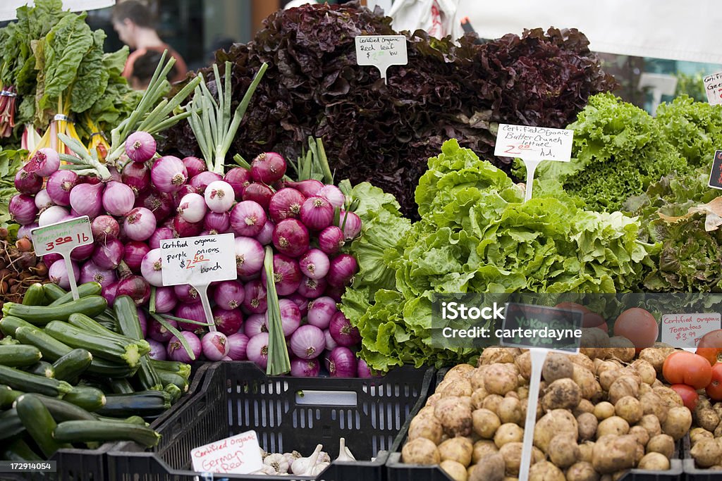 Organicznych produktów na rynku rolników street - Zbiór zdjęć royalty-free (Bez ludzi)