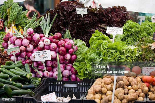 Organicznych Produktów Na Rynku Rolników Street - zdjęcia stockowe i więcej obrazów Bez ludzi - Bez ludzi, Cebula, Cukinia