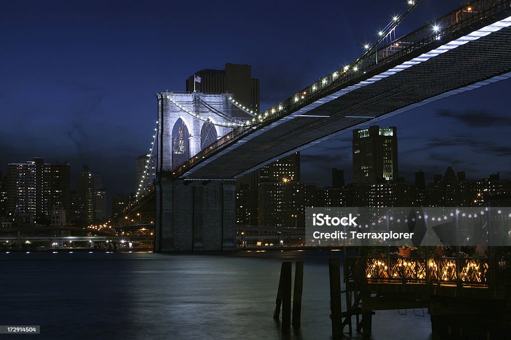 Brooklyn Bridge à noite - Foto de stock de New York City royalty-free