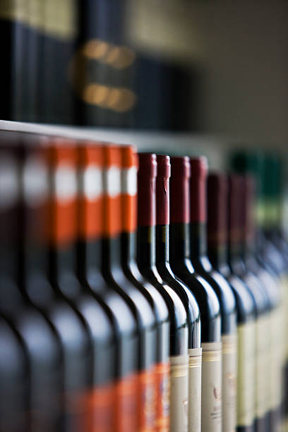 botellas de vino - vertical wine bottle variation rack fotografías e imágenes de stock