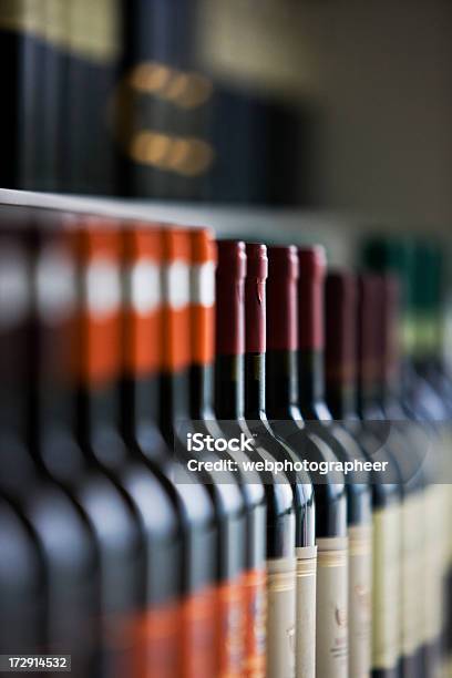 Botellas De Vino Foto de stock y más banco de imágenes de Abundancia - Abundancia, Bebida alcohólica, Botella