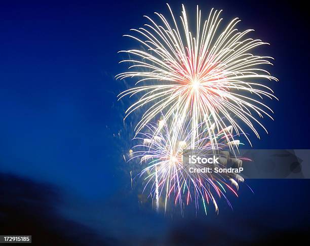 Foto de Crepúsculo Explosão e mais fotos de stock de Fogos de Artifício - Objeto manufaturado - Fogos de Artifício - Objeto manufaturado, Fogos de artifício - Evento de entretenimento, Azul