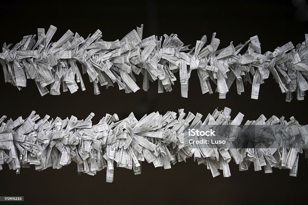 Japón-Omikuji, adivinación - Foto de stock de Papeleta de fortuna japonesa libre de derechos