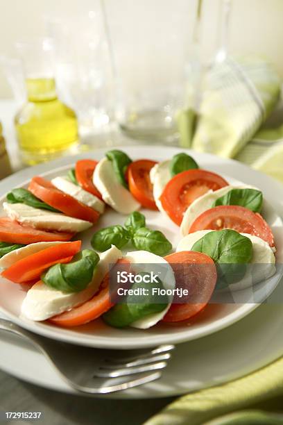 Insalata Immagini Insalata Caprese - Fotografie stock e altre immagini di Alimentazione sana - Alimentazione sana, Basilico, Cibi e bevande