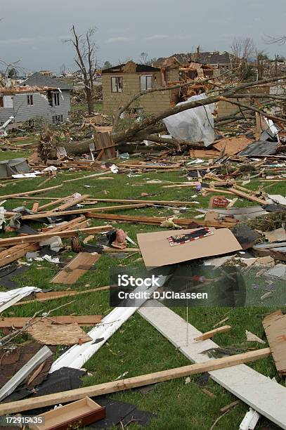 Tornado Destroem Casas - Fotografias de stock e mais imagens de Acidente Natural - Acidente Natural, Acidentes e Desastres, Arremessar