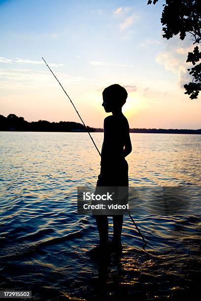 Giovane Guerriero - Fotografie stock e altre immagini di Pesca - Attività all'aperto - Pesca - Attività all'aperto, Ambientazione esterna, Associazione Scout