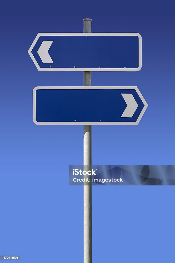 Des panneaux vierges sur ciel bleu - Photo de Signalisation routière libre de droits