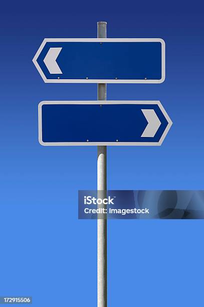 Photo libre de droit de Des Panneaux Vierges Sur Ciel Bleu banque d'images et plus d'images libres de droit de Signalisation routière - Signalisation routière, Direction, Flèche directionnelle