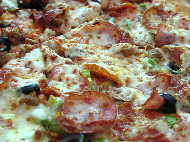 pizza con salame piccante primo piano - pepperoni pizza green olive italian cuisine tomato sauce foto e immagini stock