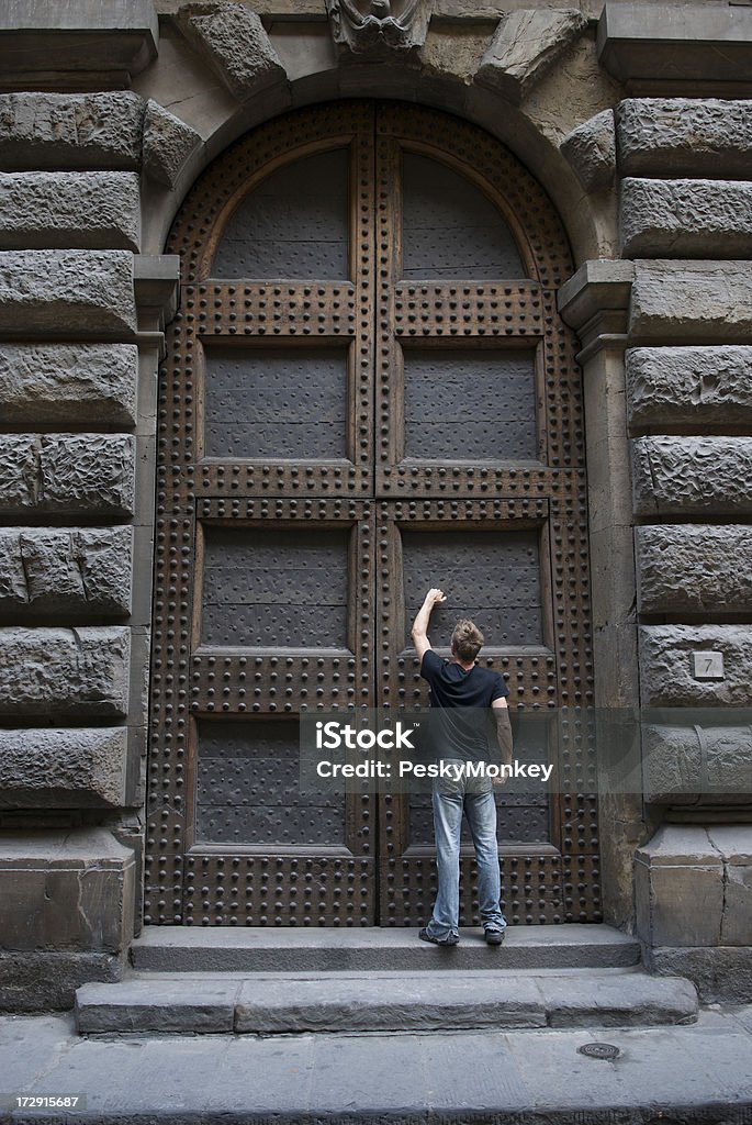 Toc-toc! Pequeno homem Bater à Porta de grande - Royalty-free Adulto Foto de stock