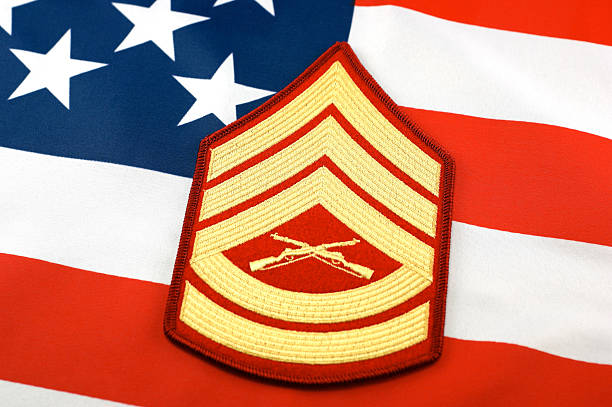 sargento maestros de rango marino insignias y fondo de bandera - sergeant marines patch military fotografías e imágenes de stock