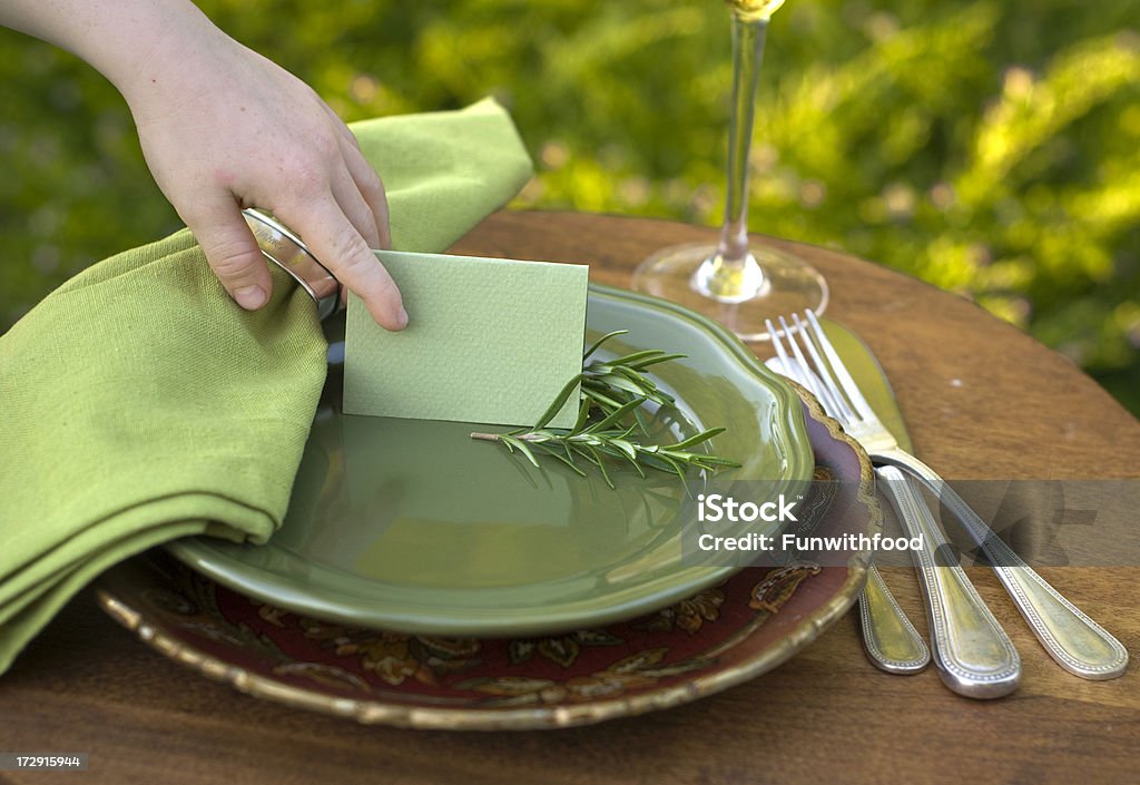 Ragazzo impostazione del tavolo Cena in vacanza - Foto stock royalty-free di Segnaposto