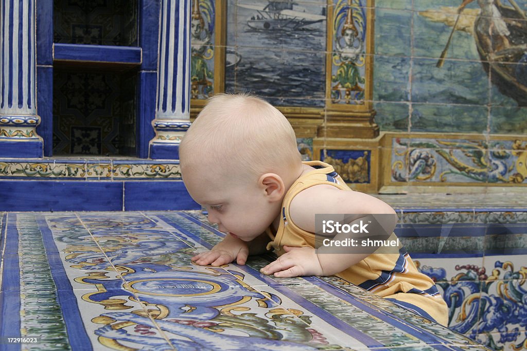 Child Climbing a azulejos de pared-Plaza de España - Foto de stock de Amarillo - Color libre de derechos