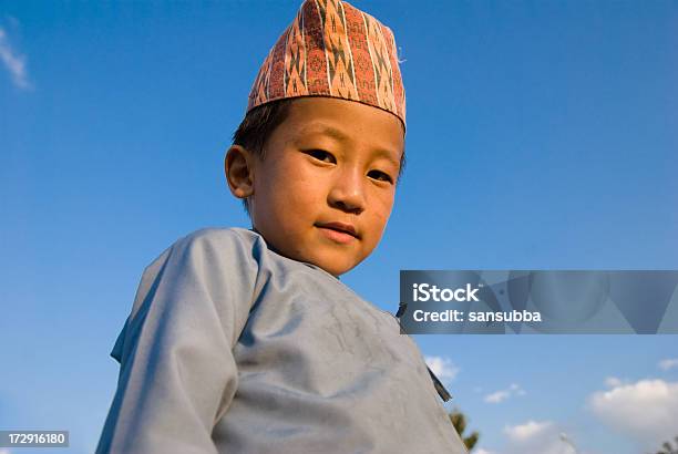 Непальского Мальчик — стоковые фотографии и другие картинки Аборигенная культура - Аборигенная культура, Азиатского и индийского происхождения, Галантность