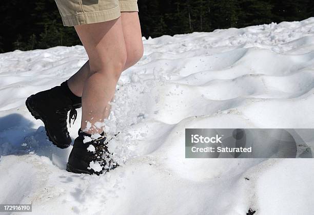 Foto de Alpinista De Pernas Caminhando Na Trilha De Neve e mais fotos de stock de Adulto - Adulto, Andar, Beleza
