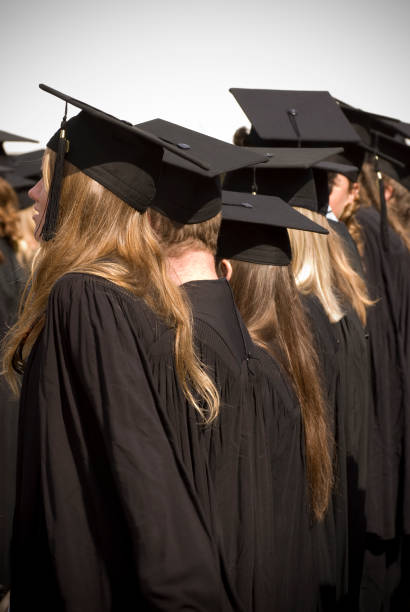 muestra la graduación de unos estudiantes - baccalaureate fotografías e imágenes de stock