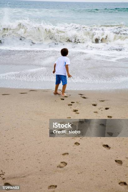 Cammina Verso Loceano - Fotografie stock e altre immagini di Acqua - Acqua, Bagnato, Bambini maschi