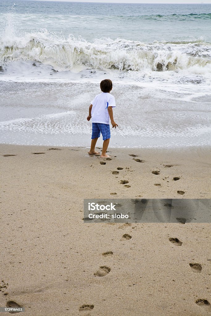 Caminhando para o mar - Foto de stock de Aluno de Jardim de Infância royalty-free