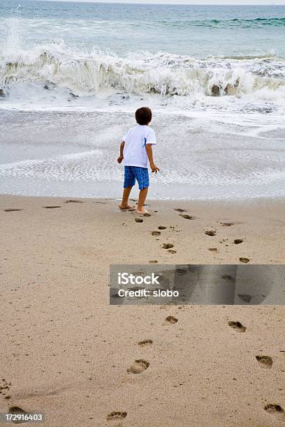 Foto de Caminhando Para O Mar e mais fotos de stock de Aluno de Jardim de Infância - Aluno de Jardim de Infância, Areia, Arrebentação
