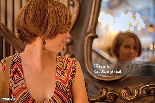 Foto de Refletindo e mais fotos de stock de Espelho de corpo inteiro - Espelho de corpo inteiro, Só Mulheres, 20 Anos